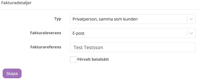 Skärmbild av ett digitalt formulär med rubriken ”Fakturadetaljer”. Formuläret innehåller tre fält: ”Typ” med förvalt val ”Privatperson, samma som kunden”, ”Fakturaleverans” inställt på ”E-post”, och ”Fakturareferens” där texten ”Test Testsson” är ifylld. Under fälten finns en omarkerad kryssruta för ”Förvalt betalsätt” och en lila knapp längst ner till vänster med texten ”Skapa”.