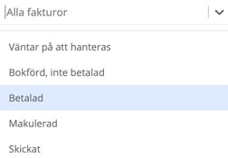 En skärmbild av en rullista för att filtrera fakturor. Det valda alternativet i huvudfältet är ”Alla fakturor”. Menyn visar följande alternativ under: ”Väntar på att hanteras”, ”Bokförd, inte betalad”, ”Betalad” (markerad med ljusblå bakgrund), ”Makulerad” och ”Skickat”.