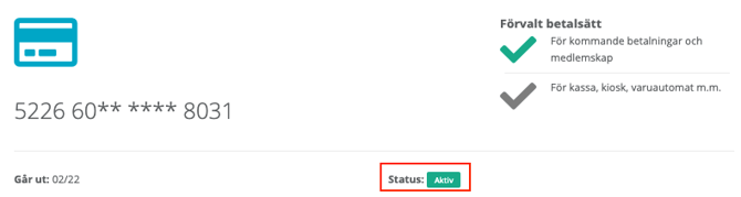 En vy som visar detaljer för ett betalkort. Ett delvis maskerat kortnummer visas som ”5226 60** **** 8031” tillsammans med utgångsdatumet ”02/22”. Till höger finns sektionen ”Förvalt betalsätt” där alternativet ”För kommande betalningar och medlemskap” är markerat med en grön bock, medan alternativet ”För kassa, kiosk, varuautomat m.m.” är markerat med en grå bock. Längst ner finns en statusindikator inramad i en röd rektangel som visar ”Status: Aktiv” med en turkos etikett.