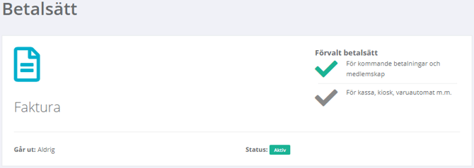 En sektion med rubriken ”Betalsätt” som visar status för fakturabetalning. Till vänster visas en blå ikon av ett dokument och texten ”Faktura”. Till höger, under rubriken ”Förvalt betalsätt”, finns två alternativ: det första, ”För kommande betalningar och medlemskap”, är markerat med en grön bock, medan det andra, ”För kassa, kiosk, varuautomat m.m.”, är markerat med en grå bock. Längst ner anges att giltigheten ”Går ut: Aldrig” och statusen visas som en grön knapp med texten ”Aktiv”.