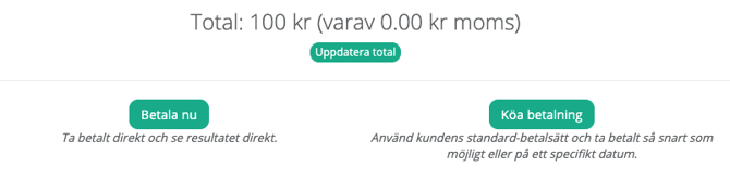 En sammanfattning av en order som visar totalbeloppet 100 kr, varav 0,00 kr är moms. Under beloppet finns en turkos knapp märkt ”Uppdatera total”. Längre ner finns två stora turkosa knappar för betalningsalternativ: till vänster finns knappen ”Betala nu” med förklaringen ”Ta betalt direkt och se resultatet direkt”, och till höger finns knappen ”Köa betalning” med förklaringen ”Använd kundens standard-betalsätt och ta betalt så snart som möjligt eller på ett specifikt datum”.