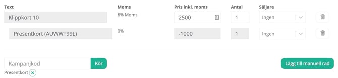 En tabellvy över orderrader. Den första raden visar ”Klippkort 10” med 6 % moms, pris 2500 och antal 1. Den andra raden visar ett nyttjat ”Presentkort (AUWWT99L)” med 0 % moms, pris -1000 och antal 1. Längst ner finns ett fält för ”Kampanjkod” med en grön ”Kör”-knapp samt en knapp för att ”Lägg till manuell rad”. Under kampanjkods-fältet syns en etikett för ”Presentkort” med ett kryss för att ta bort det.