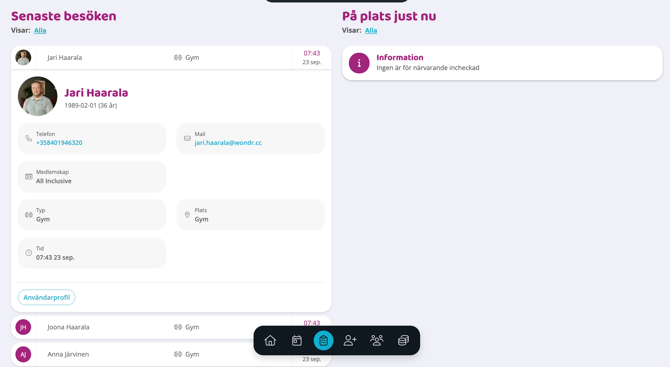 Skärmbild av vyn ‘Senaste besöken’ med en markerad personpost som öppnar en detaljpanel med kontaktuppgifter, medlemskap, typ, plats och tid. Till höger visas sektionen ‘På plats just nu’ med informationsruta om att ingen är incheckad