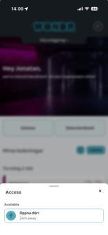 En skärmbild från en mobilapp där bakgrunden är suddig och visar en välkomstskärm med texten ”Hey Jonatan”. I förgrunden syns ett vitt pop-up-fönster med rubriken ”Access”. Under sektionen ”Available” finns ett valbart alternativ med en platsikon och texten ”Öppna dörr”, där det även står ”24m away”. Längst upp till höger i pop-up-fönstret finns ett kryss för att stänga ner vyn.