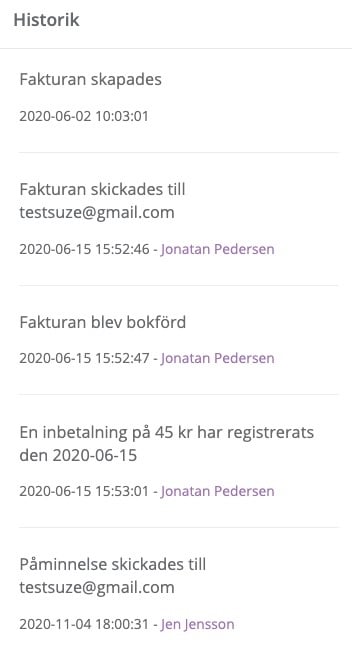 En vertikal lista med rubriken ”Historik” som visar händelseförloppet för en faktura. Varje post innehåller en beskrivning, ett tidsstempel och i de flesta fall namnet på den person som utfört åtgärden:  Fakturan skapades: 2020-06-02 10:03:01.  Fakturan skickades till testsuze@gmail.com: 2020-06-15 15:52:46 – Jonatan Pedersen.  Fakturan blev bokförd: 2020-06-15 15:52:47 – Jonatan Pedersen.  En inbetalning på 45 kr har registrerats den 2020-06-15: 2020-06-15 15:53:01 – Jonatan Pedersen.  Påminnelse skickades till testsuze@gmail.com: 2020-11-04 18:00:31 – Jen Jensson.