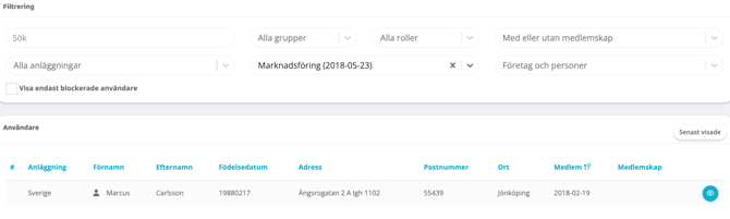 Gränssnittet för en användarlista med sektionerna ”Filtrering” och ”Användare”. Filtreringssektionen innehåller sökfält för grupper, roller, medlemskap och anläggningar, där ett filter för ”Marknadsföring (2018-05-23)” är valt. Under rubriken ”Användare” visas en tabell med en listad person, Marcus Carlsson, tillsammans med information om anläggning (Sverige), födelsedatum, adress i Jönköping och startdatum för medlemskap (2018-02-19). Längst till höger på raden finns en turkos ikon formad som ett öga för att visa mer detaljer.