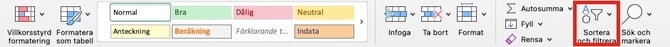 En del av ett verktygsfält från ett kalkylprogram med svenska menyer. Verktygsfältet innehåller grupper för formatering och redigering: ”Stilar” (Villkorsstyrd formatering, Formatera som tabell), ”Celler” (Infoga, Ta bort, Format) och ”Redigering” (Autosumma, Fyll, Rensa). En röd rektangel markerar knappen ”Sortera och filtrera”, som har en ikon med bokstäverna A och Ö samt en tratt.