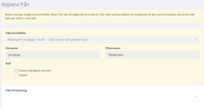 Gränssnitt för 'Kopiera från'. En gul sektion visar kopierade uppgifter för Jonatan, kurstillfälle och rollen 'Förare'. En text förklarar att fält med samma etikett har förifyllts automatiskt. Längst ner finns ett tomt sökfält med etiketten 'Välj föreläsning'.