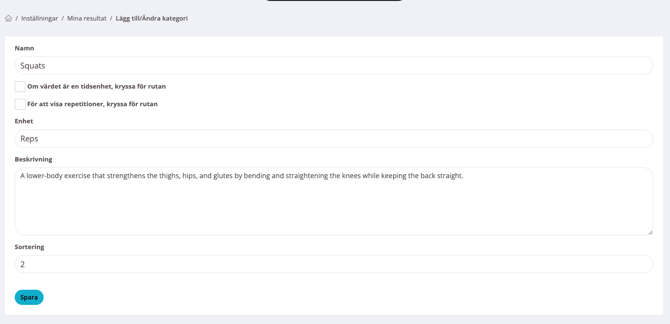 Gränssnittet för att lägga till eller ändra en kategori under inställningar för ”Mina resultat”. Sidan innehåller ett formulär med fältet ”Namn” ifyllt med ”Squats”. Det finns två kryssrutor: en för om värdet är en tidsenhet och en för att visa repetitioner. Fältet ”Enhet” är ifyllt med ”Reps” och i rutan ”Beskrivning” finns en engelsk text som förklarar övningen knäböj. Längst ner finns ett fält för ”Sortering” med siffran 2 och en turkos ”Spara”-knapp.