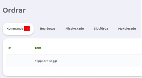 Ordersida som visar flikar för kommande, bearbetas, misslyckade, slutförda och makulerade ordrar, där fliken ”Kommande” är vald och en order för klippkort visas i listan.