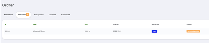 Ordersida i administrationsvyn med flikar där fliken ”Processing” är vald och en tabell som visar pågående orders med text, pris, datum, betalsätt och status som väntande betalning.