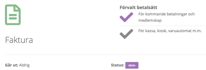 En digital statussida för ”Faktura” som visar inställningar för betalsätt. Till vänster syns en grön dokumentikon och rubriken ”Faktura”. Till höger, under rubriken ”Förvalt betalsätt”, finns två markerade bockar: en lila bock för ”För kommande betalningar och medlemskap” och en grå bock för ”För kassa, kiosk, varuautomat m.m.”. Längst ner visas informationen ”Går ut: Aldrig” och en lila statusetikett med texten ”Aktiv”.