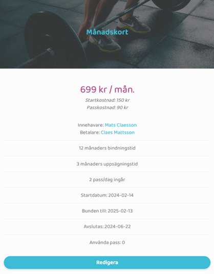 Ett digitalt medlemskort med rubriken ”Månadskort”. Kortet har en bakgrundsbild på en person som tränar med en skivstång och visar ett pris på 699 kr/månad, med en startkostnad på 150 kr och en passkostnad på 90 kr. Innehavaren anges vara Mats Claesson och betalaren Claes Mattsson. Kortet listar villkor som 12 månaders bindningstid, 3 månaders uppsägningstid, samt att 2 pass per dag ingår. Startdatumet är 2024-02-14, medlemskapet är bundet till 2025-02-13 och avslutas 2024-06-22. Längst ner finns en turkos knapp med texten ”Redigera”.