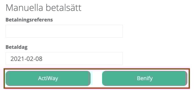 En skärmbild av gränssnittet ”Manuella betalsätt”. Under rubriken finns ett inmatningsfält för ”Betalningsreferens” och ett fält för ”Betaldag” med datumet 2021-02-08 ifyllt. Längst ner finns två stora gröna knappar, inramade av en röd rektangel, med texterna ”ActiWay” och ”Benify”.