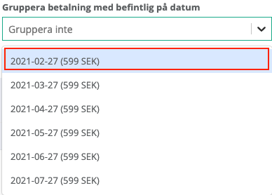 En skärmbild av en rullgardinsmeny med rubriken ”Gruppera betalning med befintlig på datum”. Menyn är öppen och visar flera alternativ för olika datum, alla med beloppet 599 SEK inom parentes. Det översta alternativet i listan, ”2021-02-27 (599 SEK)”, är markerat med en röd ram. Övriga datum som syns i listan är den 27:e i varje månad från mars till juli 2021. I det stängda läget ovanför listan står det ”Gruppera inte”.