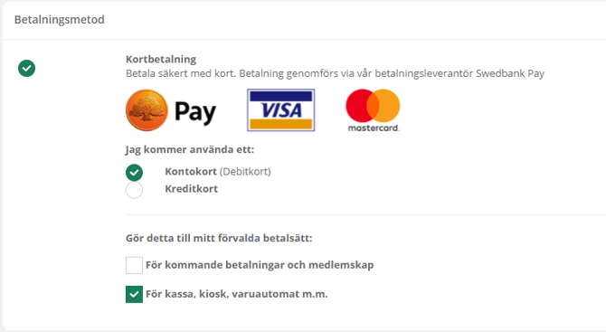 En sektion med rubriken ”Betalningsmetod” för kortbetalning via Swedbank Pay. Logotyper för Swedbank Pay, Visa och Mastercard visas. Användaren har valt alternativet ”Kontokort (Debitkort)” framför ”Kreditkort”. Under rubriken ”Gör detta till mitt förvalda betalsätt” är endast det andra alternativet, ”För kassa, kiosk, varuautomat m.m.”, markerat med en grön bock. Det första alternativet för kommande betalningar och medlemskap är omarkerat.