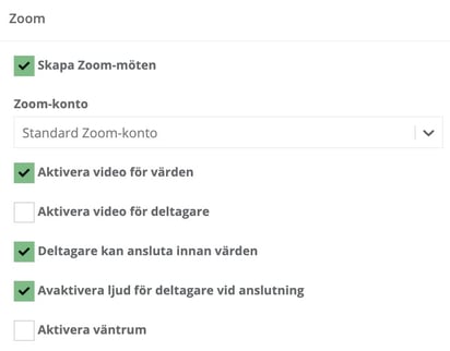 Gränssnittet för Zoom-inställningar visar en rubrik "Zoom" med flera alternativ. En grönmarkerad kryssruta är vald för "Skapa Zoom-möten". Under "Zoom-konto" finns en rullgardinsmeny inställd på "Standard Zoom-konto". Följande inställningar är markerade med gröna kryssrutor: "Aktivera video för värden", "Deltagare kan ansluta innan värden" och "Avaktivera ljud för deltagare vid anslutning". Alternativen "Aktivera video för deltagare" och "Aktivera väntrum" är omarkerade.