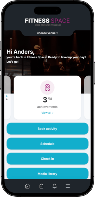 Skärmbild från Fitness Space-appen som visar användarens startsida. Ett achievements-kort syns, tillsammans med en nedre navigationsmeny.